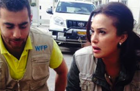 هند صبري توزع المعونات على اللاجئين السوريين