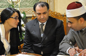 غادة عبد الرازق ومحمد فودة خلال عقد قرانهما