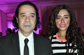 مدحت صالح في أول ظهور له مع زوجته