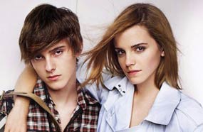 إيما واتسون مع أخيها أليكس واتسون الذي يعمل الآن عارض أزياء، ربما يعتبر البعض التشابه بينه وبين إيما لا يعتبر إطراء له، لكن ملامح إيما البريئة الظاهرة على وجهه تجعل منه نسخة ملائكية لما يجب أن يكون عليه الفتيان.