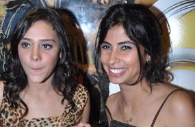 روبي وشقيقتها كوكي في العرض الخاص لفيلم "الحرامي والعبيط"