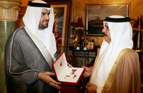 الجسمي يتسلم الوسام من ملك البحرين