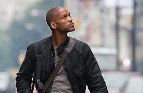 توصل العالم "روبرت نيفيل" أو ويل سميث الناجي الوحيد في مدينة نيويورك الأمريكية إلى دواء للقضاء على طاعون اجتاح العالم، وتسبب في تحول كل سكان الأرض إلى وحوش. 