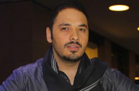 رامى عياش داخل سيارته التي أهدتها له شركة كاديلاك