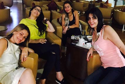 غادة عبد الرازق مع ابنتها وشقيقتها وصديقتها