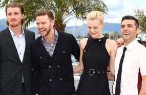 جاستين تيمبرلايك مع جاريت هيدلاند وكاري موليجن وأوسكار إسحاق