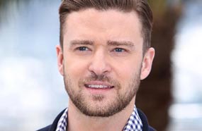 جستين تيمبرلايك في جلسة التصوير فيلمه "Inside Llewyn Davis" بمهرجان "كان" مرتديا سروال بيج فاتح وقميص كاروهات أبيض في أزرق داكن عليه سترة بنفس اللون