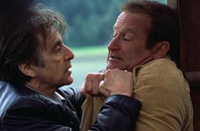 آل باتشينو وروبن وليامز في مشهد من فيلم Insomnia