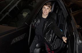 جاستين بيبر يخرج من سيارته الكاديلاك "CTS-V"