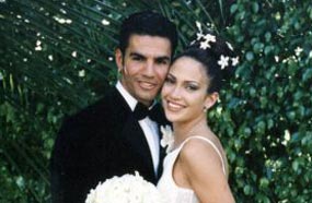 أوياني نوا وهو الزوج الأول في حياة جينيفر لوبيز، زواجهما لم يدم طويلا، بدأ في نوفمبر 1997 وانتهى في يناير 1998!