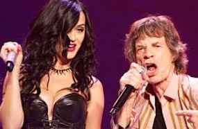 كاتي بيري تغني مع ميك جاجر في جولته الغنائية