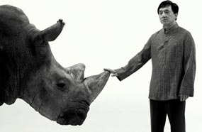 جاكي شان يدافع عن وحيد القرن