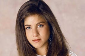 لدت جينيفر أنيستون في ولاية كاليفورنيا الأمريكية بتاريخ 11 فبراير عام 1969، وسط عائلة من الممثلين، فهي ابنة الممثل جون أنيستون والممثلة نانسي دو