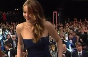 جينيفر لورانس وفستانها المقطوع