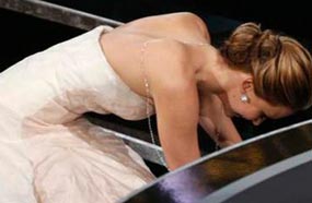 جينفر لورانس أثناء سقوطها بالأوسكار