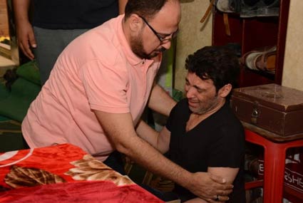 سعد الصغير يبكي أمام جثمان والدته