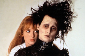 "إدوارد صاحب يدين المقصات" في Edward Scissorhands (1990):
جسد جوني ديب في "رائعة" المخرج تيم بيرتون دور "إدوارد" وهو مخلوق بشع المظهر، ولكن يتسم بالبراءة وطيبة القلب، يتم صنعه من قبل مخترع، والذي يتوفي قبل أن يصنع يديه، ليقوم "إدوارد" في المقابل بتركيب مقصات عوضا عن يديه. ويظل "إدوارد" قابعا في قصر مخترعه المتسم بالغرابة والكآبة حتى يقرر الخروج من عزلته بعدما يقع في حب ابنة إمرأة من البلدة تقرر أن تتبناه. وقدم جوني ديب في هذا الفيلم أداء أذرف به دموع العديد من المشاهدين.