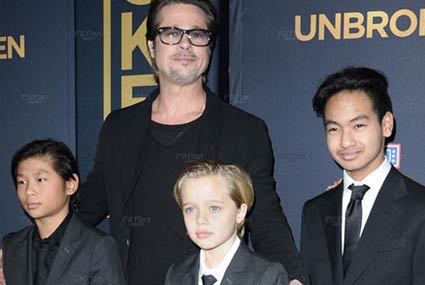 براد بيت وشيلوه تتوسط ابنيه بالتبني