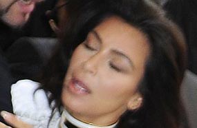 كيم كارداشيان كادت أن تسقط قبل حضورها عرض الأزياء في باريس