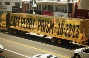 كاتي بيري تعلن عن موعد ألبومها بشاحنة ذهبية