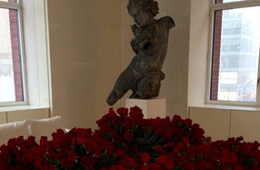 الورود الحمراء.. هدية كانيي وريست لكيم كارداشيان في &quot;الفالنتاين&quot;