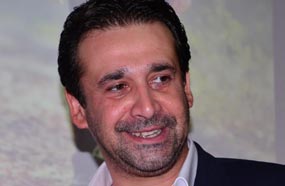 كريم عبد العزيز يتسلم تكريمه