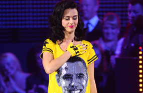 كاتي بيري أثناء دعم أوباما في الانتخابات الرئاسية