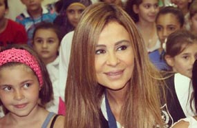 كارول سماحة مع الأطفال الأيتام