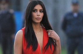 كيم كاردشيان أمام النصب التذكاري