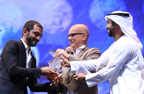 واكد يتسلم الجائزة