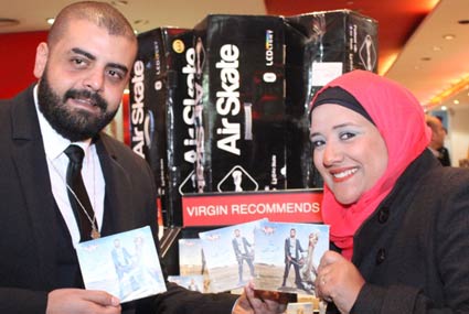 صورة مع غلاف الألبوم