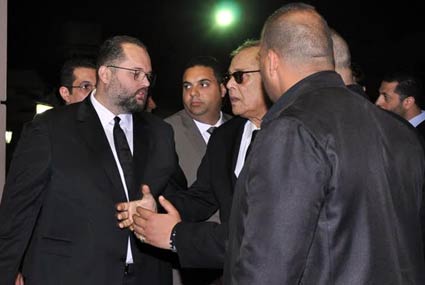 محمود عبد العزيز يقدم العزاء لأبنائه