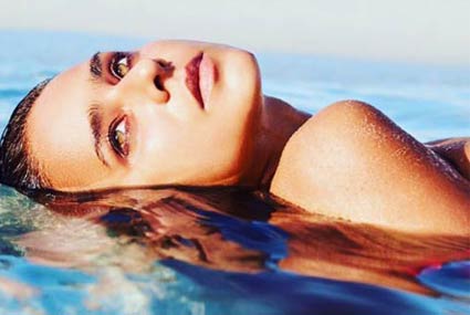 خضعت نيللي كريم لجلسة تصوير في الماء.