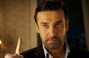 كريم عبد العزيز في لقطة من أحداث المسلسل