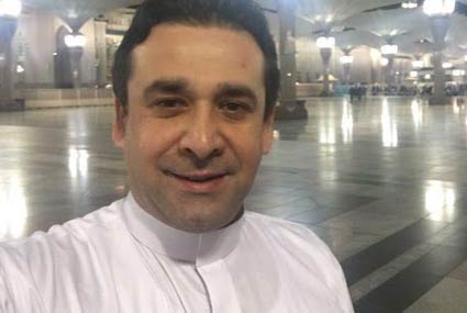 كريم عبد العزيز يؤدي مناسك العمرة