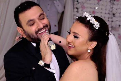 الرقصة الأولى على أنغام "في عينيك عارفة"


اسمع أغنية كريم محسن لعروسه
<div id="fb-root"></div><script>(function(d, s, id) {  var js, fjs = d.getElementsByTagName(s)[0];  if (d.getElementById(id)) return;  js = d.createElement(s); js.id = id;  js.src = "//connect.facebook.net/en_US/sdk.js#xfbml=1&amp;version=v2.3";  fjs.parentNode.insertBefore(js, fjs);}(document, 'script', 'facebook-jssdk'));</script><div class="fb-video" data-allowfullscreen="1" data-href="/NogomiDotCom/videos/vb.150890015127/10155911795560128/?type=1"><div class="fb-xfbml-parse-ignore"><blockquote cite="https://www.facebook.com/NogomiDotCom/videos/10155911795560128/"><a href="https://www.facebook.com/NogomiDotCom/videos/10155911795560128/"></a><p>حصرياً | أغنيه كريم محسن لزوجته يوم زفافهم .. تحفه ❤</p>Posted by <a href="https://www.facebook.com/NogomiDotCom">Nogomi</a> on Monday, July 27, 2015</blockquote></div></div>
