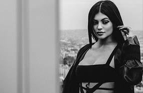 كايلي جينر بنلابس لا تتناسب مع سنها الصغير