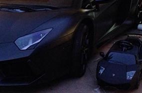 سيارة نورث ويست بجانب سيارة والدها