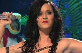 كاتي بيري أثناء غناء &quot;Roar&quot;