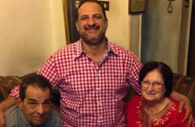 خالد الصاوي مع والده ووالدته