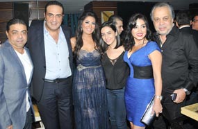 روجينا وأشرف زكي بصحبة العروسان 