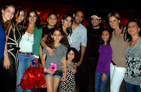 الفنانين مع الأيتام