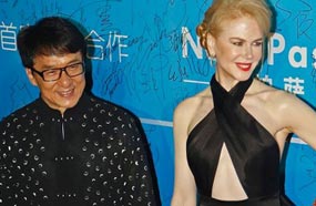 نيكول كيدمان تصل السجادة الحمراء بصحبة جاكي شان