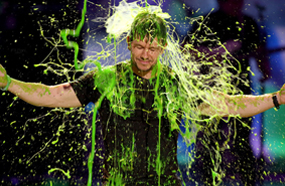 رغم محاولاته المستميتة في تجنب السائل الأخضر الذي يشتهر به الحفل، وقع ويلبيرج في النهائية في الفخ الذي نصبه له أطفاله الثلاثة، أثناء حديثهم مع مذيع الحفل "كيفين هارت".

وصرخ ويلبيرج بعد تفاجئه بسقوط السائل الأخضر اللزج عليه من سقف المسرح: "لا أصدق أن أطفالي تخلوا عني"، وذلك بعد أن استحم بالكامل بالسائل الأخضر أمام الملايين من المشاهدين.
