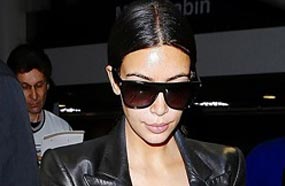 كيم كارداشيان عائدة وحيدة من شهر عسلها