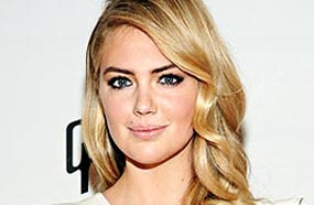 الممثلة وعارضة ملابس السباحة كيت أبتون في أول ظهور بعد الفضيحة