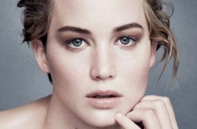 جينفر لورانس تحمل حقيبة &quot;Dior&quot;