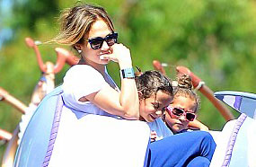 لوبيز تركب الفيل الطائر مع ماكي وإيمي