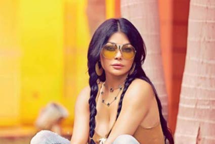 ​نشرت الفنانة اللبنانية هيفاء وهبي صورة من جلسة تصوير خاصة قامت بها في أحد الشوارع لتستعرض إطلالاتها، وظهرت بشكل مختلف  ولوك جديد بعد أن صففت شعرها على شكل جدائل.
