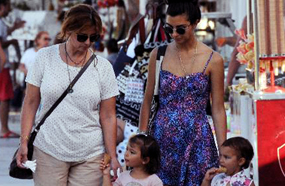 توبا تهرب من متاعب التصوير وتقضي وقتا ممتعا مع ابنتيها